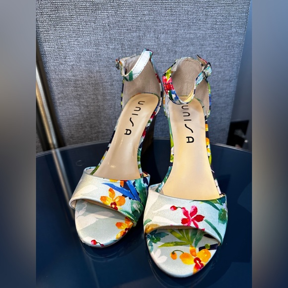 Size 7.5 Unisa Yvette floral print cork wedge.  Like new condition. 3” wedge. - Picture 3 of 6